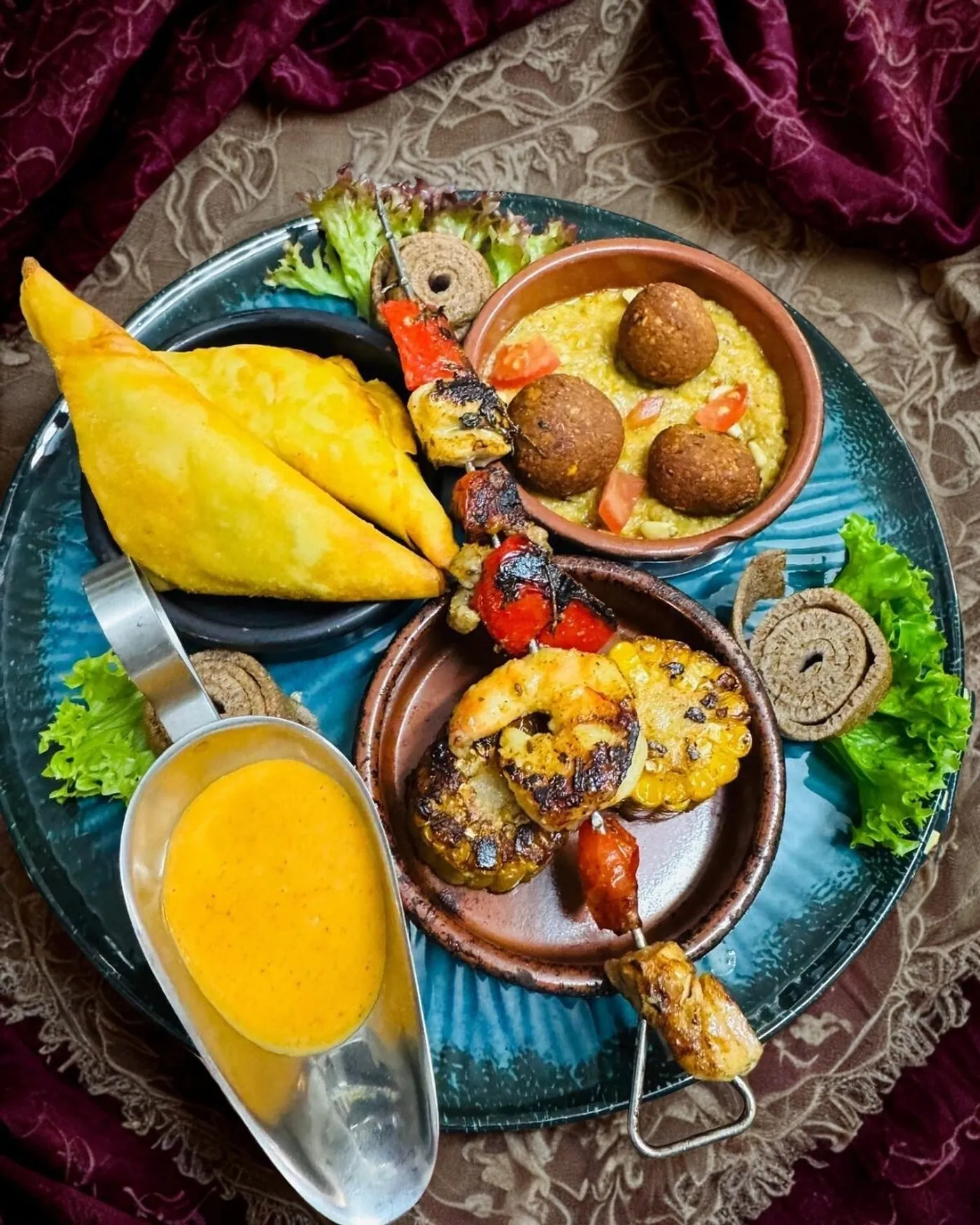 Ostafrikanische Platte im Addis-Saba mit Sambusa, Falafel und Injera