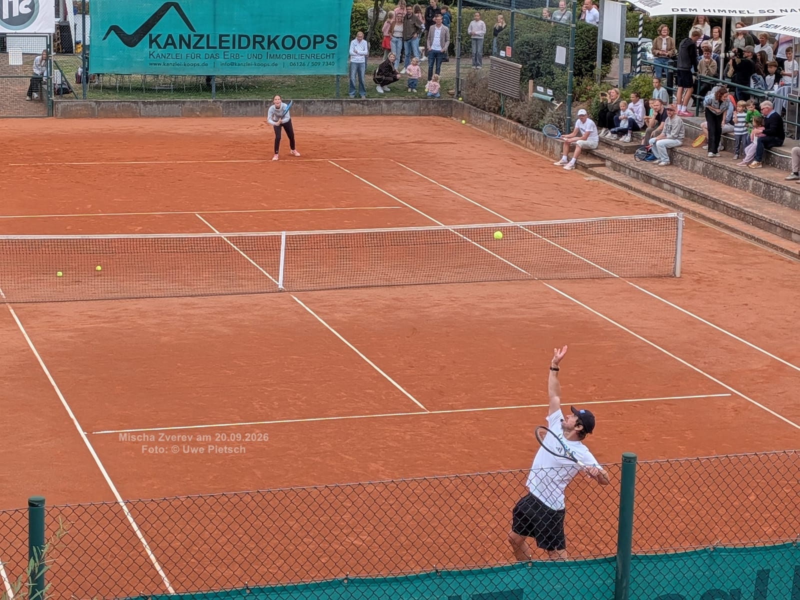 Aufschlag auf dem Center-Court beim Jubiläum, Zuschauer auf der Tribüne