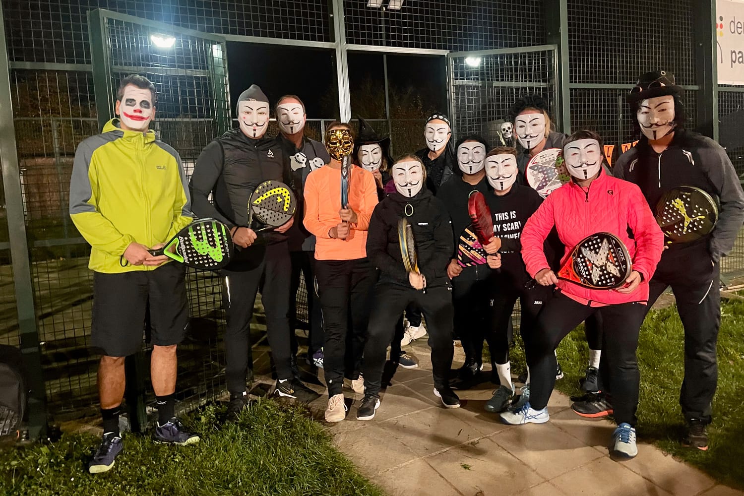 Verkleidete Spielerinnen und Spieler beim Padel-Abend unter Flutlicht